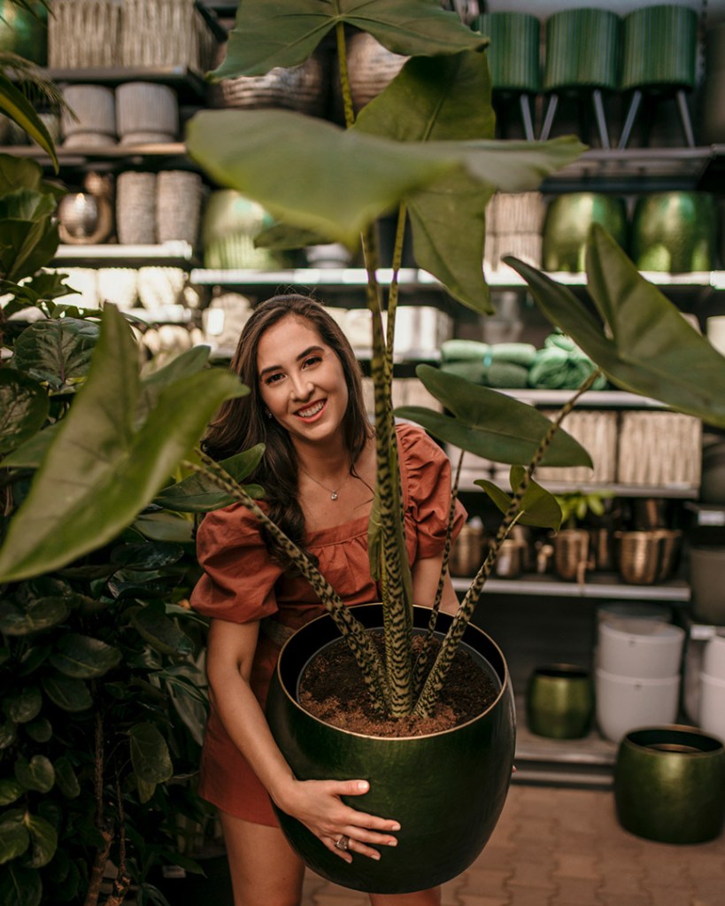 Woman buying plants at Intratuin Utrecht
