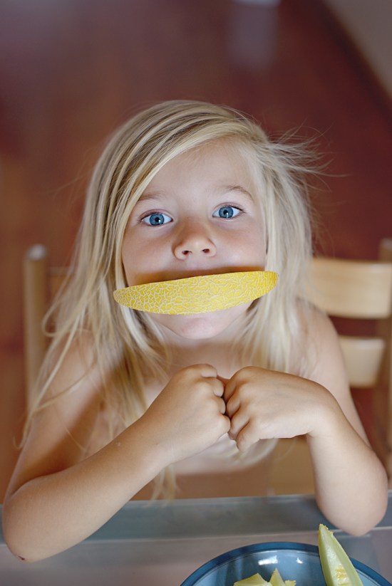 Lorena comendo melão-copy